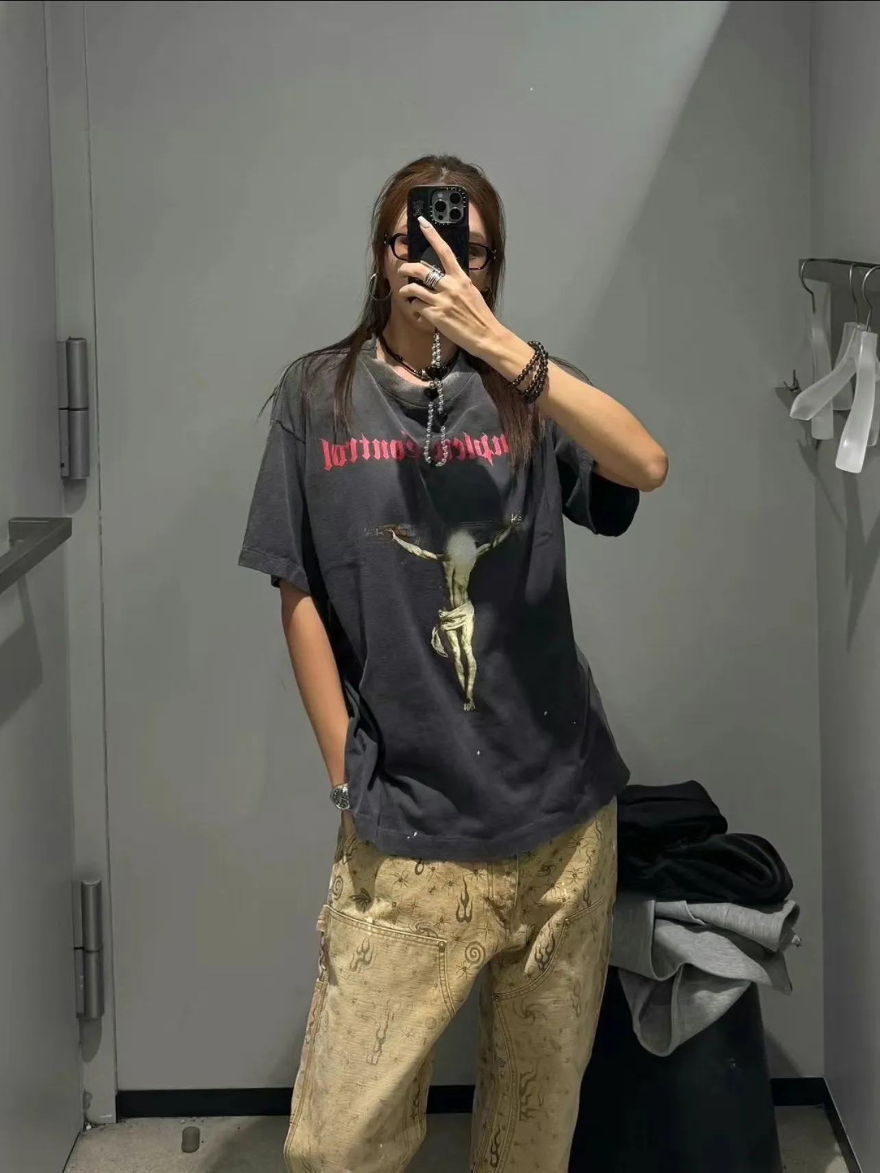 SAINT Mxxxxxx × Kosuke Kawamura KK_SS TEE/COMPLETE CONTRL/BLK KK joint model Jesus AK submachine gun cross printed TEE Washed black S-XL KK joint model's creative Jesus cross has never disappointed. Faded and washed with sulfur dye to make it distressed. Hole treatment. Printing is repeatedly revised and sketched. Extremely restored ZP. Cylindrical side seam high weight fabric. Stiff and comfortable. Correct accessories. Customized co-branded wash mark/little angel mark, top purchasing agent level
